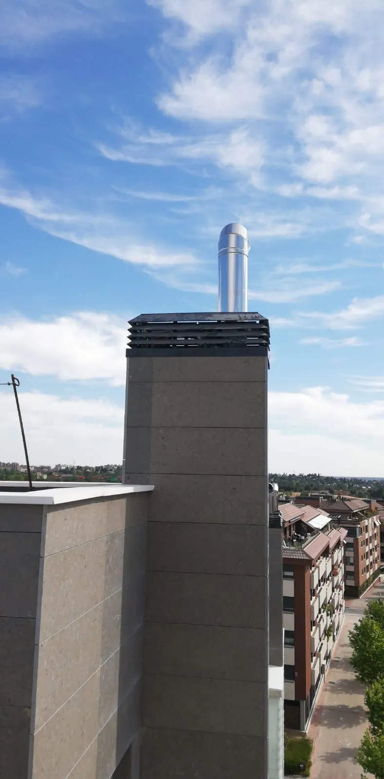Remate de chimenea metálico en Pozuelo de Alarcón